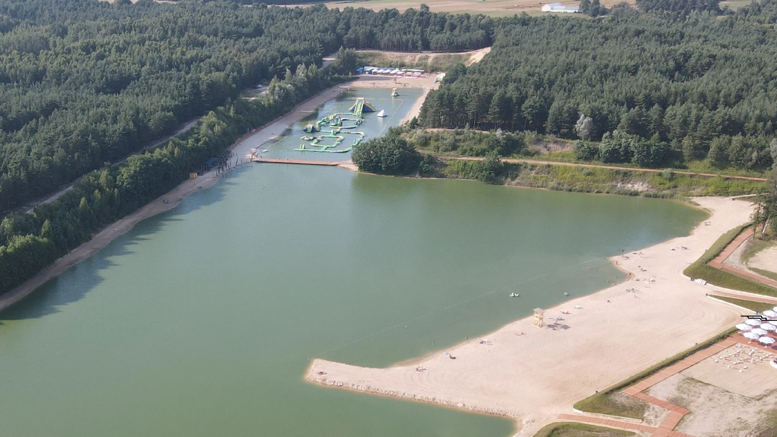 Mężczyzna na wakeboardzie | Summer Playground - Wodny tor przeszkód