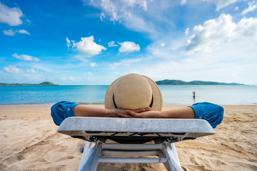 Relaks na plaży na leżaku na urlopie